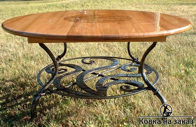 Кованый стол с круглой деревянной столешницей в славянском стиле, фото 1