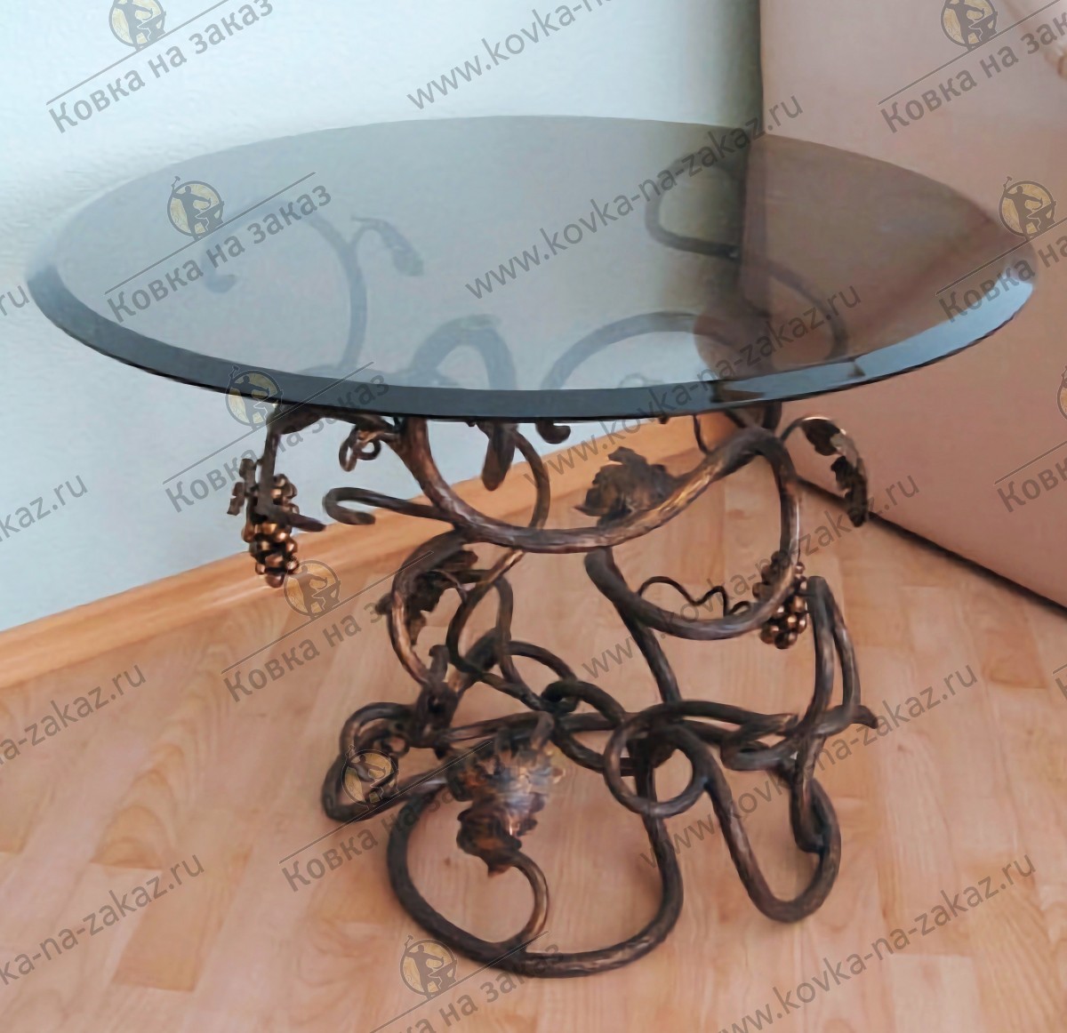 Круглый стол из&nbsp;виноградной лозы с&nbsp;тонированной стеклянной столешницей