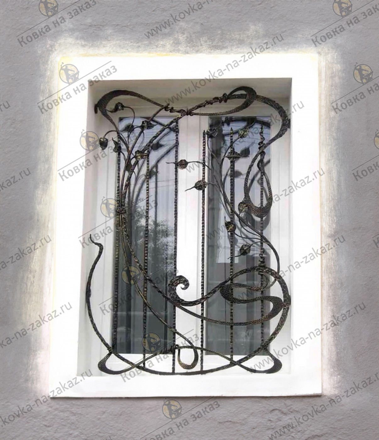 Фигурная кованая решетка в&nbsp;окно ручной работы из&nbsp;полосы с&nbsp;декоративной чеканкой и&nbsp;коваными листьями, фото 1