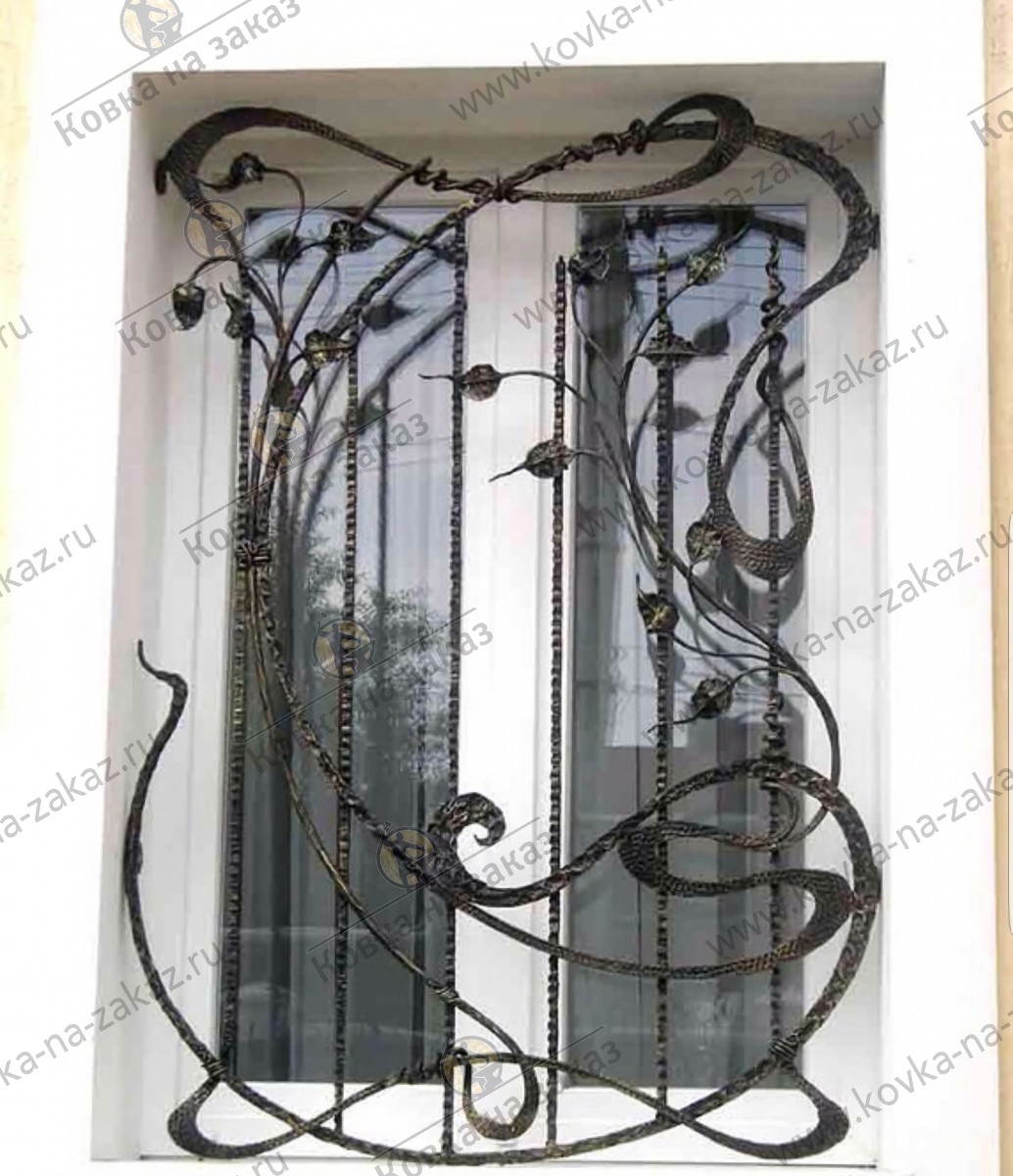 Фигурная кованая решетка в&nbsp;окно ручной работы из&nbsp;полосы с&nbsp;декоративной чеканкой и&nbsp;коваными листьями, фото 2