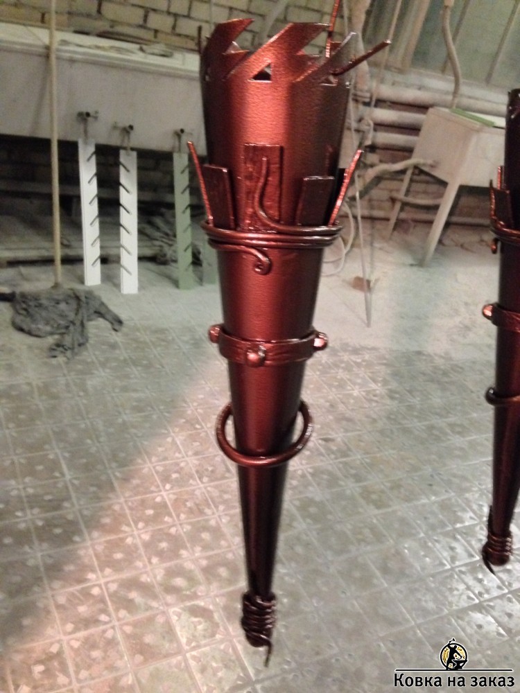 Металлический кованый фонарь в виде факела с украшением декоративными коваными вставками, фото 2