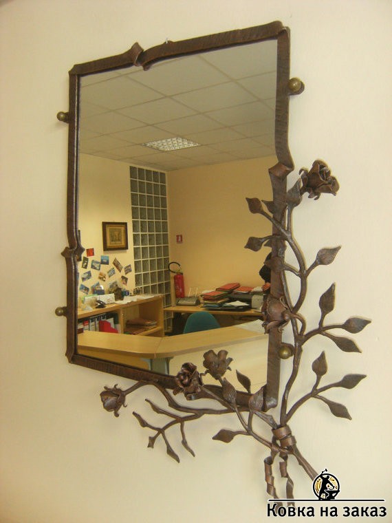 Кованое зеркало с&nbsp;декоративной рамой из&nbsp;кованой битой полосы, фото 1