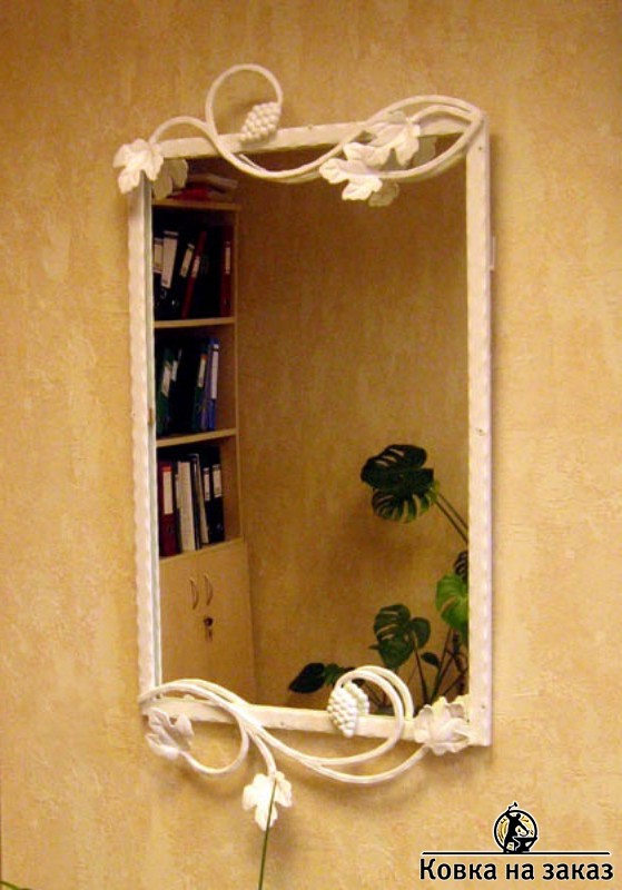Зеркало с кованой рамой и украшением виноградной лозой, гроздьями винограда и листьями, фото 1