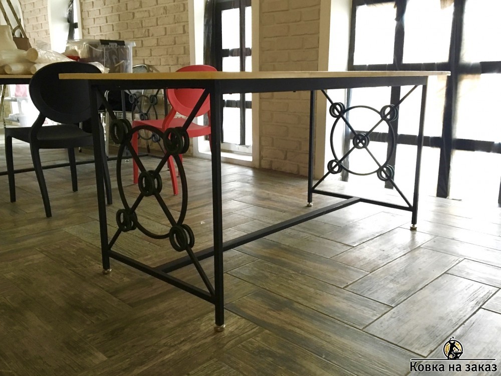 Бюджетный кованый стол с&nbsp;деревянной столешницей, фото 2