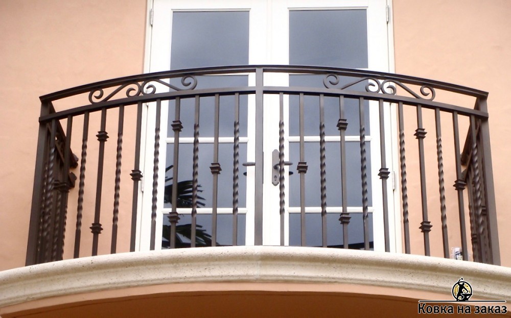 Кованые перила для балкона в виде симметричной балюстрады