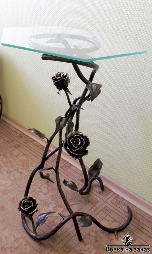 Небольшой журнальный столик с подстольем в виде стеблей розы с шипами и бутонами, а также шестиугольной стеклянной столешницей, фото 1