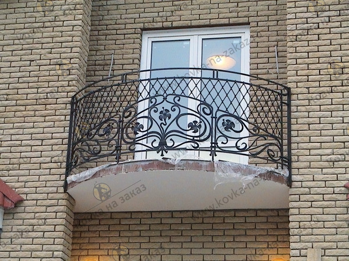 Ограждение для&nbsp;балкона с&nbsp;комбинацией решетчатого рисунка в&nbsp;виде сетки и&nbsp;кованых узоров в&nbsp;стиле модерн с&nbsp;оттяжкой, фото 1