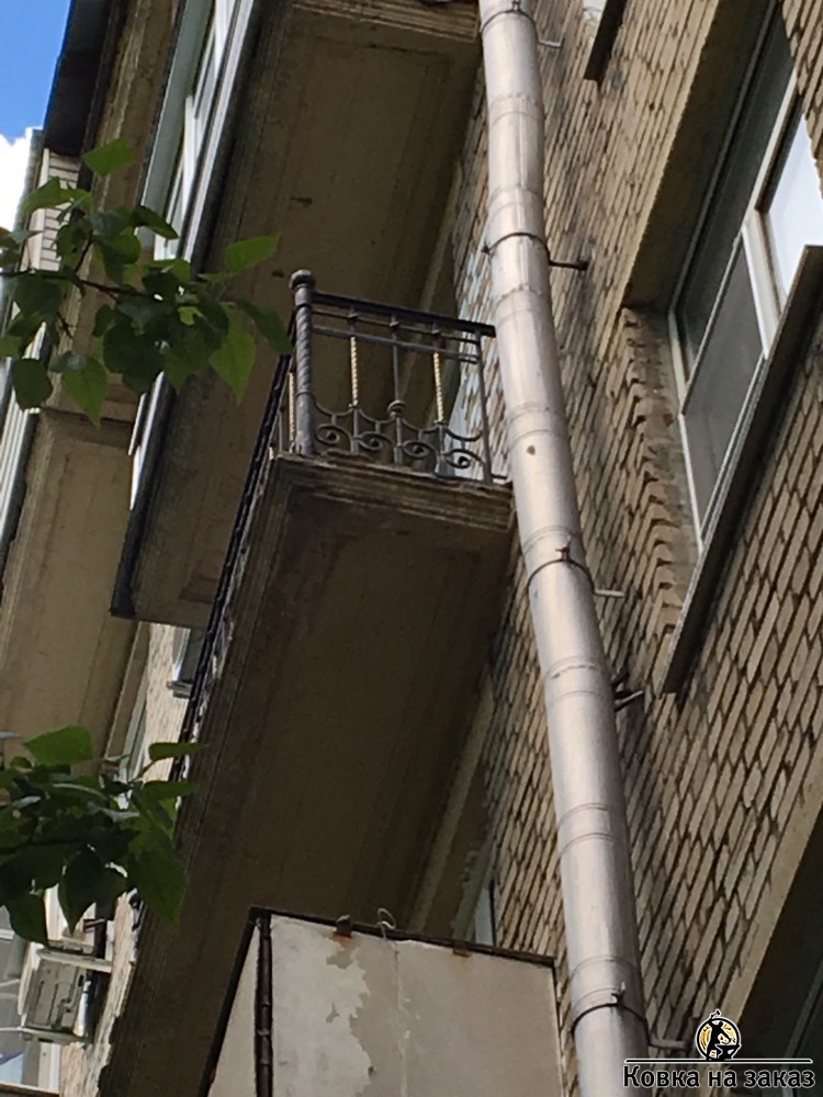 Элегантные перила для&nbsp;балкона со&nbsp;столбами из&nbsp;витой трубы, украшенной декоративной поковкой, фото 3