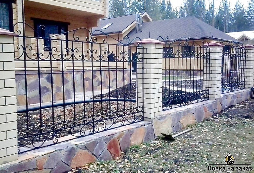 Классический кованый забор для загородного дома, фото 1