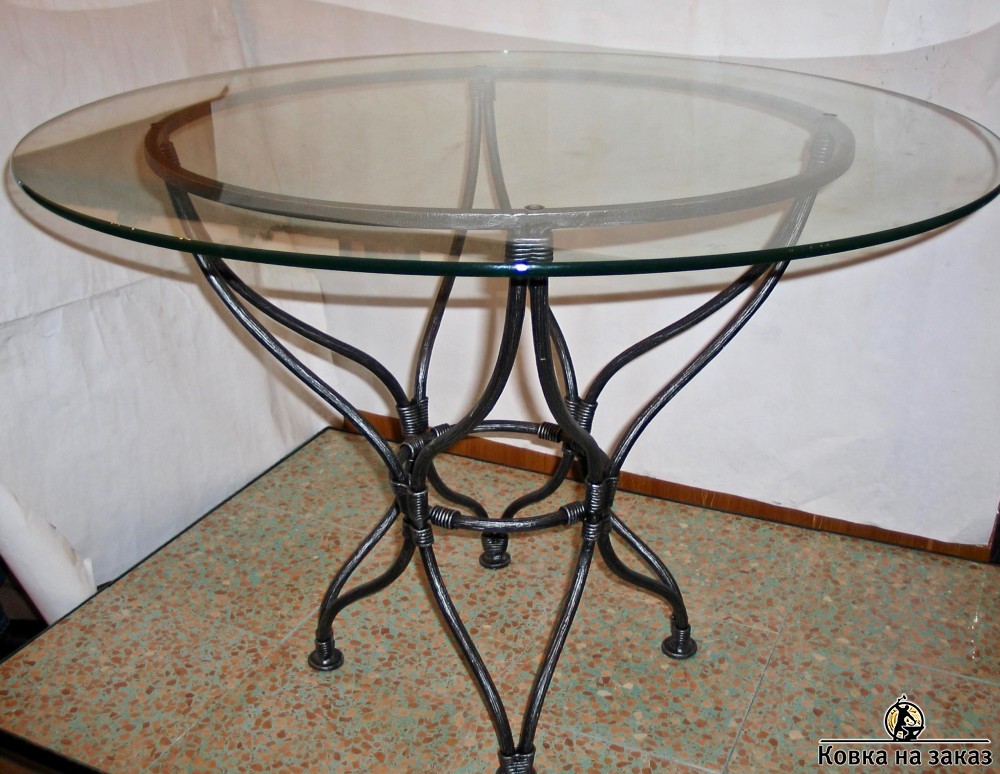 Дизайнерский кованый стол в&nbsp;аскетичном стиле с&nbsp;круглой стеклянной столешницей, фото 1