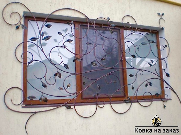 Оконная решетка в виде накладки на стену из кованого под растительный рисунок металла, фото 1