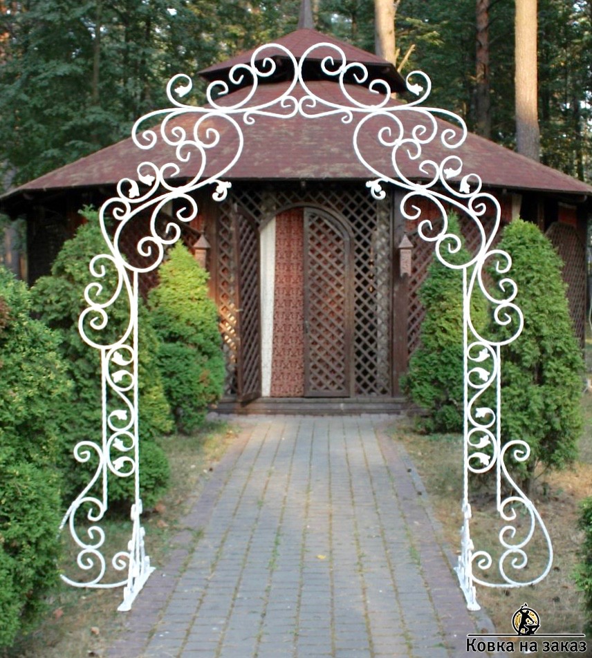 Классическая арка над садовой дорожкой, фото 1