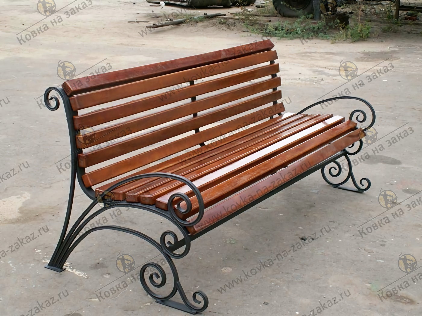 Деревянная садово-парковая скамейка с&nbsp;металлической рамой под&nbsp;сиденьем и&nbsp;большими коваными ножками с&nbsp;переходом в&nbsp;подлокотники