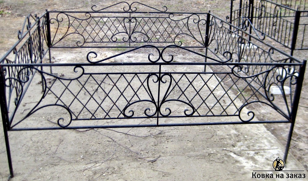 Ограда с калиткой для могилы на кладбище с рисунком из кованых завитков и металлической сетки, фото 1