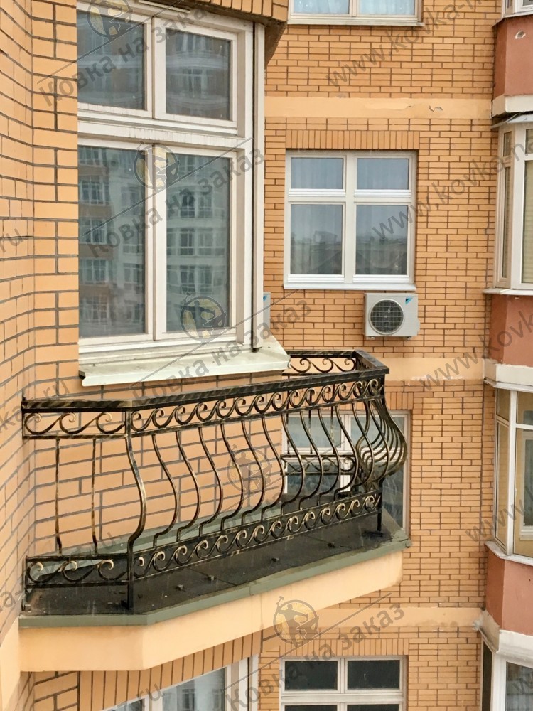 Кованое ограждение для&nbsp;балкона жилого дома изготовлено в&nbsp;виде кованых перил с&nbsp;опорными столбами из&nbsp;полнотелого квадрата, фото 1