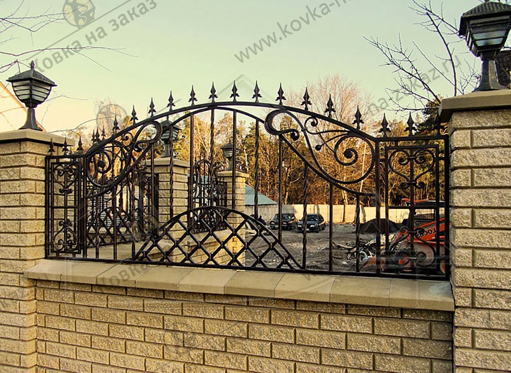 Кованый забор для&nbsp;дома в&nbsp;виде арочных секций, дополняющих существующий бетонный забор со&nbsp;столбами, фото 1