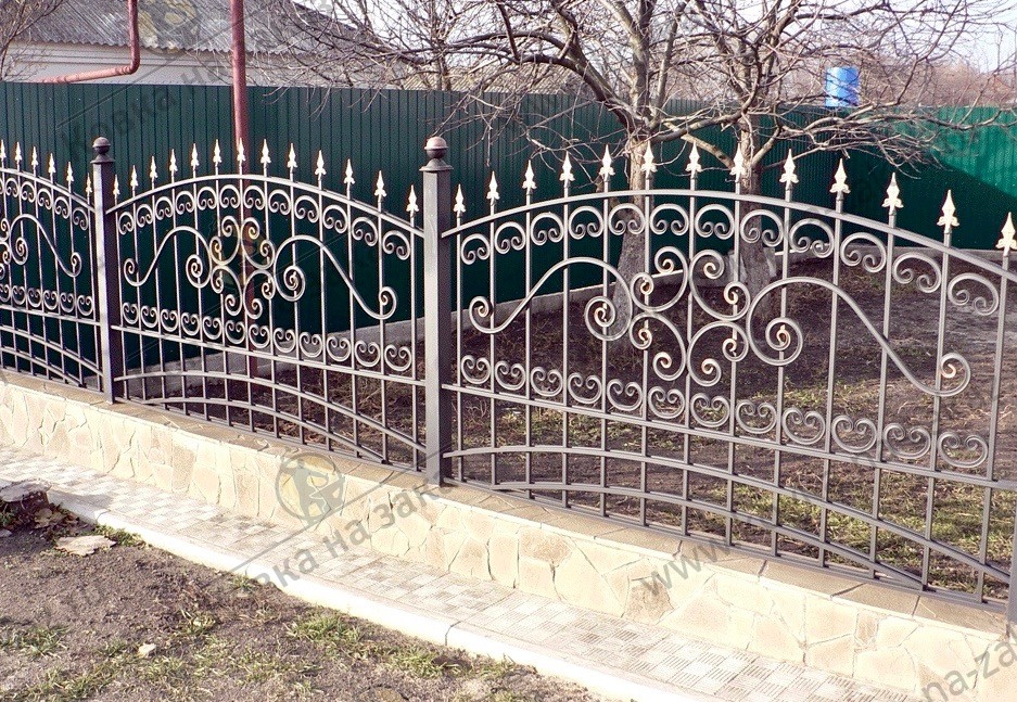 Сварной забор с&nbsp;арочными секциями, коваными элементами и&nbsp;пиками ручной работы