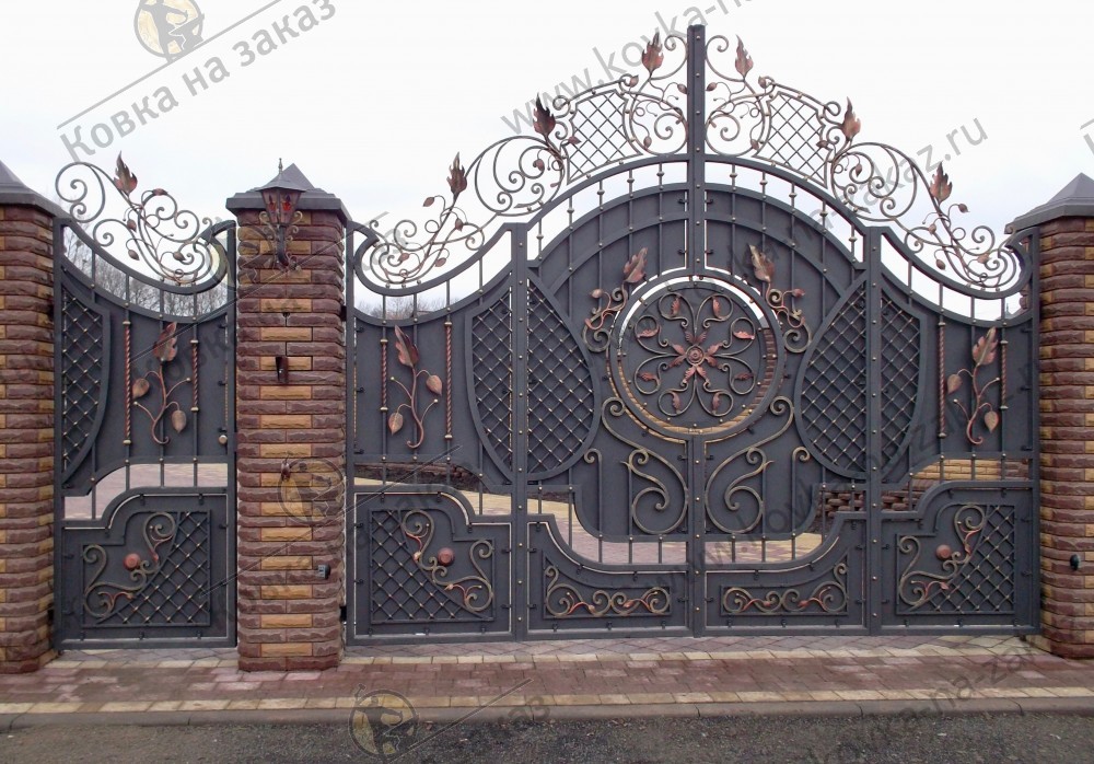 Монументальные кованые ворота с калиткой украшены плотным сетчатым узором и коваными завитками с большими листьями, фото 1