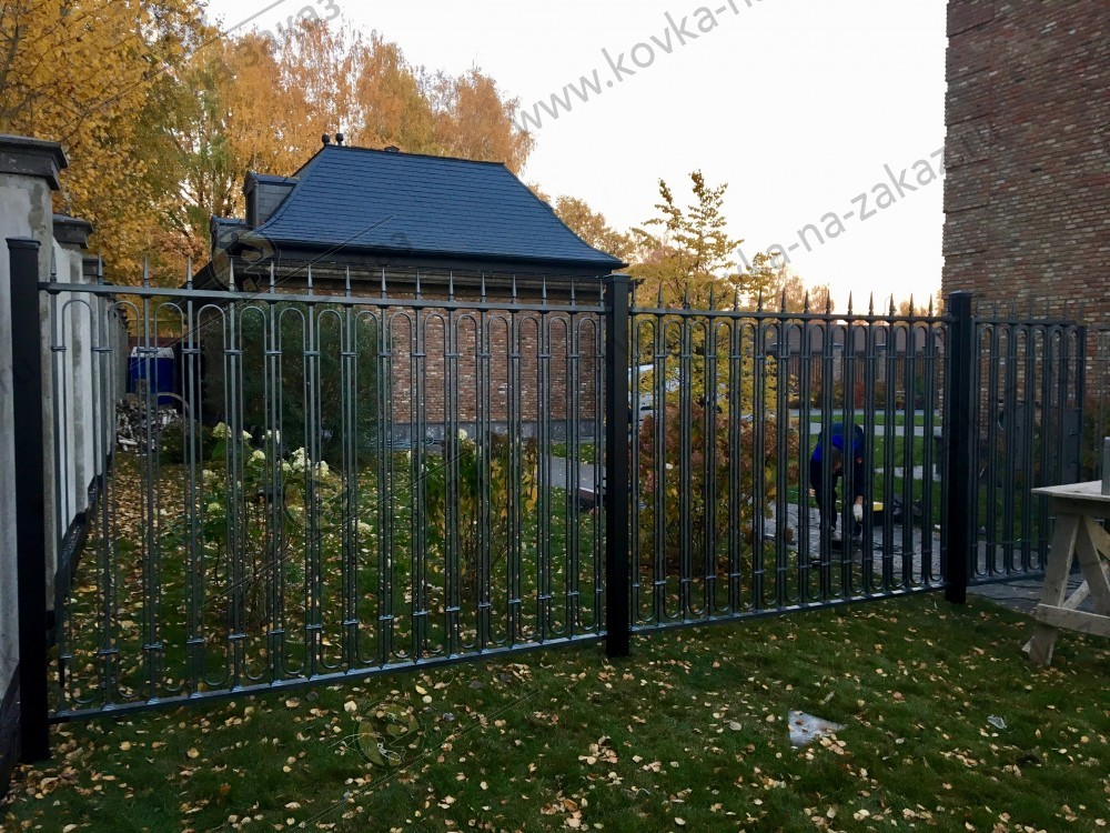 Кованый забор с&nbsp;распашной калиткой для&nbsp;загородного дома, фото 1