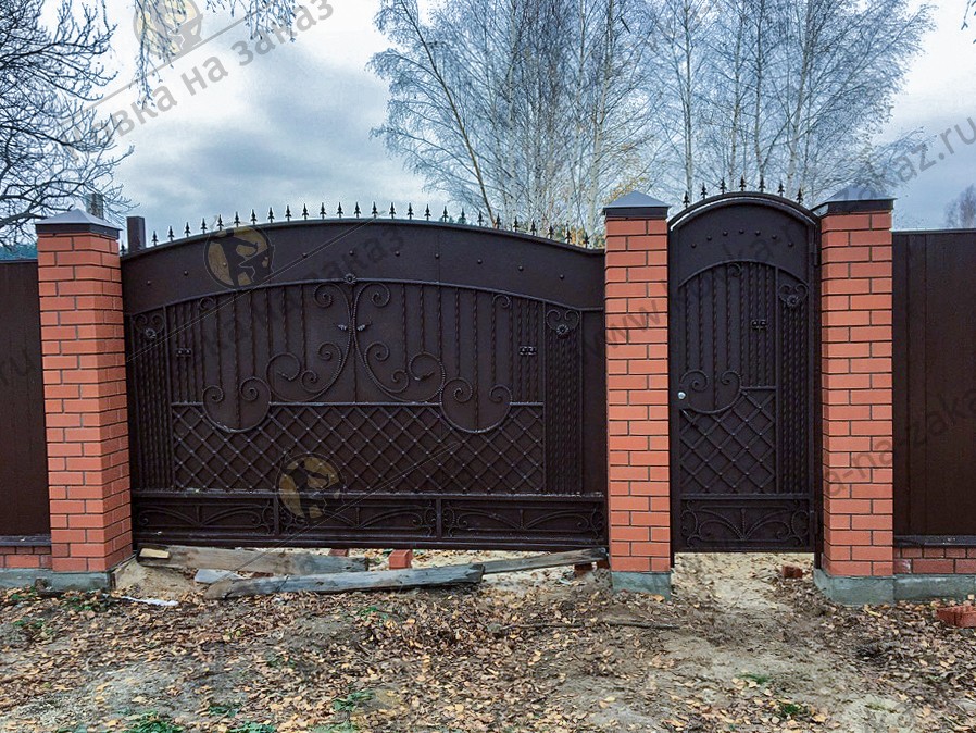Кованые ворота с&nbsp;калиткой установлены в&nbsp;Спасске, Рязанская область, фото 1