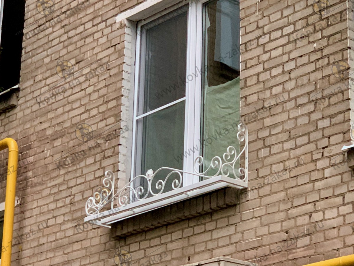 Кованые цветочницы белого цвета под&nbsp;окно в&nbsp;жилом доме на&nbsp;Профсоюзной улице в&nbsp;Академическом районе, фото 1