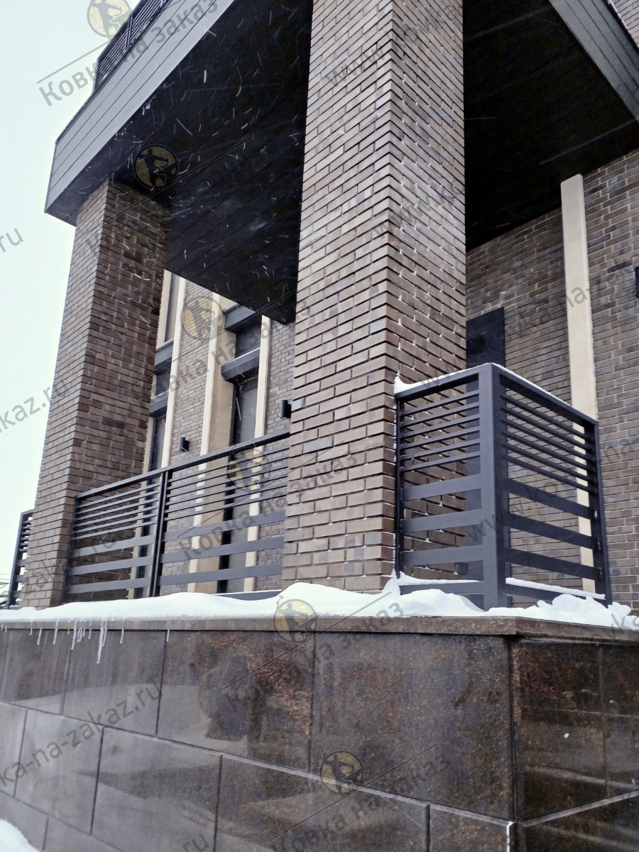Большой набор ограждений на&nbsp;центральное и&nbsp;заднее крыльца и&nbsp;балконы загородного дома в&nbsp;Потапово в&nbsp;Южном Бутово в&nbsp;Москве, фото 3