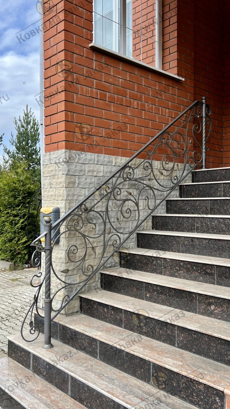 Небольшая трехметровая секция перил с&nbsp;металлическим поручнем для&nbsp;входной лестницы дома в&nbsp;КП&nbsp;Набережный в&nbsp;Долгопрудном Московской области, фото 1