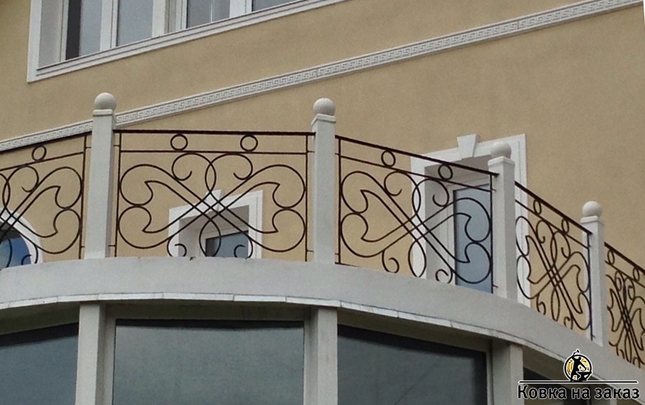 Балконное ограждение в&nbsp;виде кованых секций перил, вставленных между бетонных столбов с&nbsp;обшивкой, фото 1