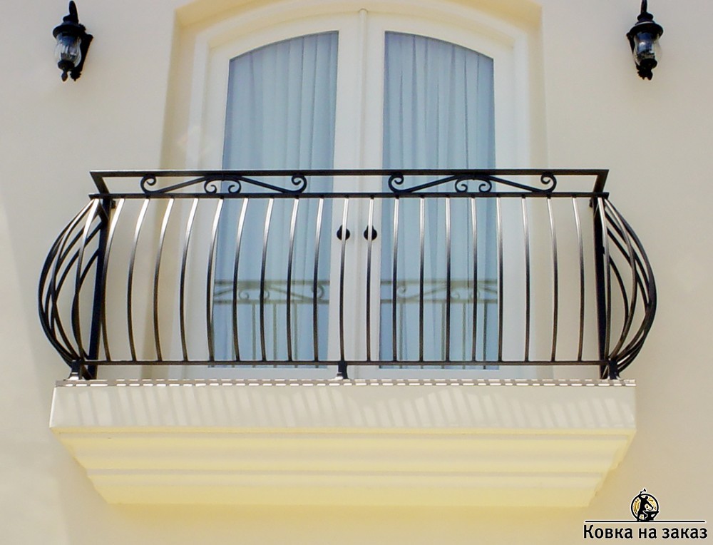 «Пузатые» балконные перила из полосы, фото 1