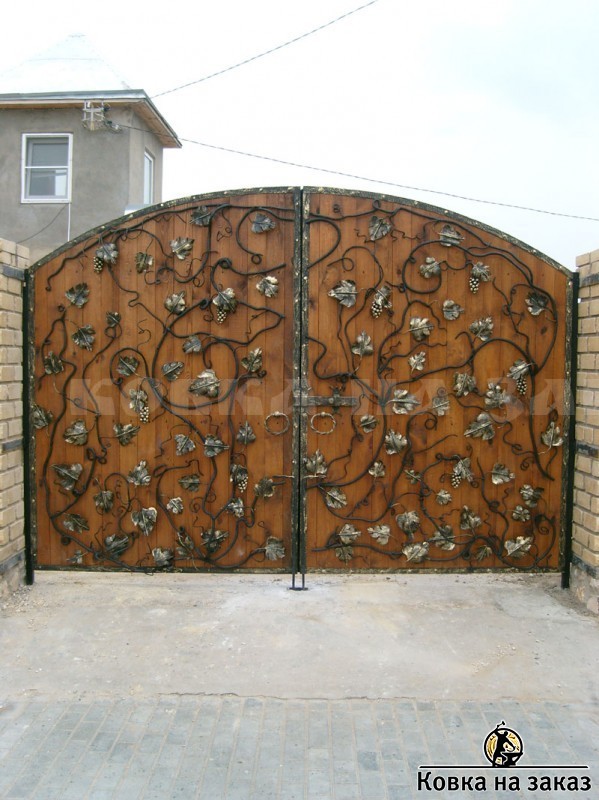 Красивые деревянные распашные ворота с&nbsp;металлической рамой и&nbsp;плотным кованым рисунком из&nbsp;виноградной лозы, фото 1