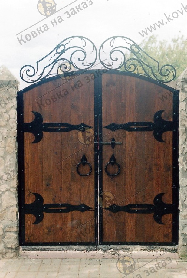 Небольшие распашные ворота с&nbsp;деревом и&nbsp;украшением кованым рисунком, фото 1