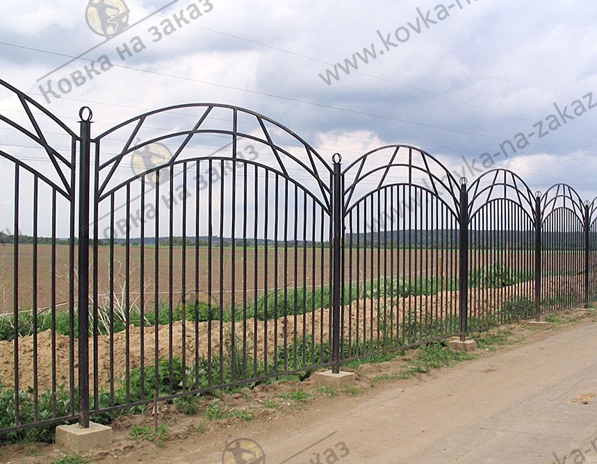 Сварной забор с прямым маршем и прокатанными дугами в навершии, фото 1