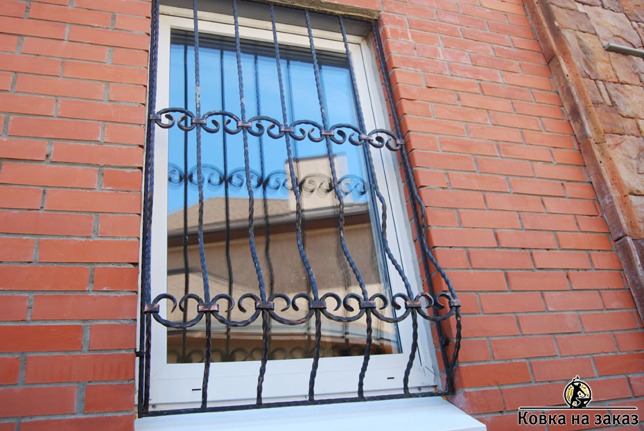 «Пузатая» решётка на окно из прокованного квадрата, фото 1