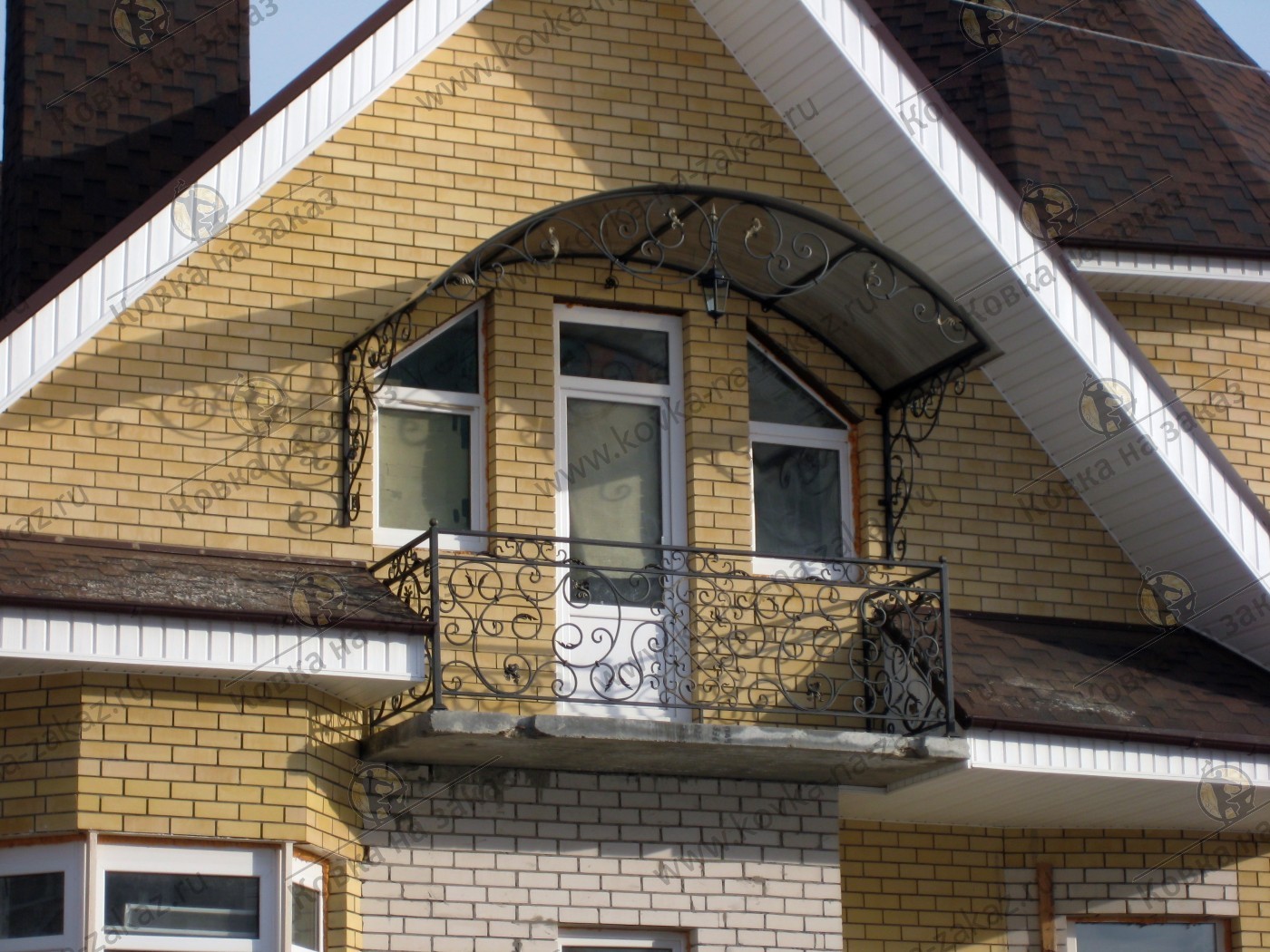 Классический кованый козырек над&nbsp;балконом с&nbsp;покрытием из&nbsp;сотового поликарбоната, фото 1