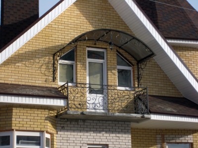 Классический кованый козырек над&nbsp;балконом с&nbsp;покрытием из&nbsp;сотового поликарбоната