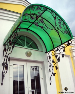 Арочный входной козырек с покрытием сотовым поликарбонатом зелёного цвета