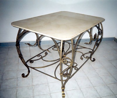 Кованый фигурный столик с&nbsp;гнутыми ножками и&nbsp;декоративными листочками