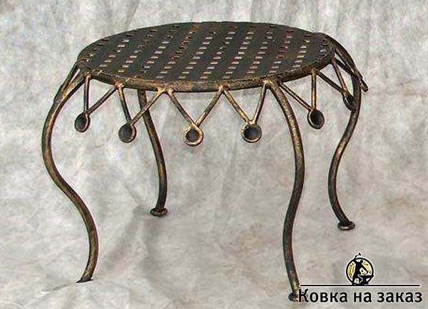 Небольшой прикроватный столик с&nbsp;повторяющимся узором в этническом стиле, фото 1