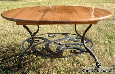 Кованый стол с круглой деревянной столешницей в славянском стиле