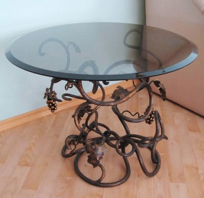 Круглый стол из&nbsp;виноградной лозы с&nbsp;тонированной стеклянной столешницей