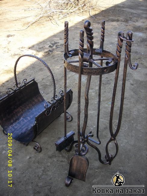 Каминный набор и изящная кованая дровница с металлическим дном и плетёной металлической ручкой, фото 1