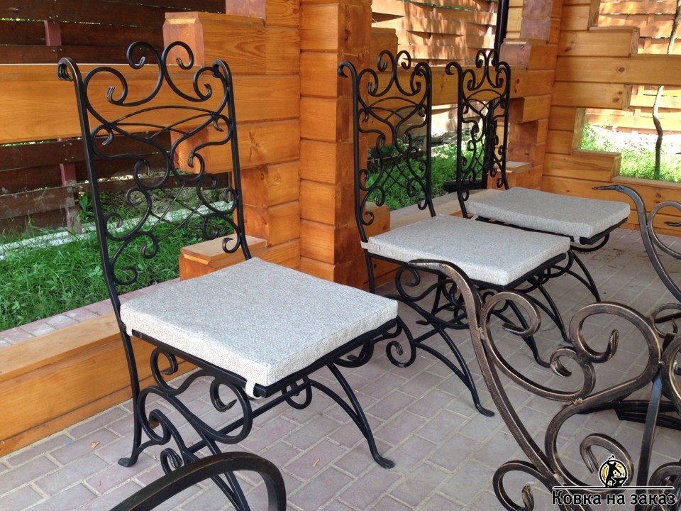 Ажурные кованые стулья с мягким сиденьем и металлической спинкой, фото 1