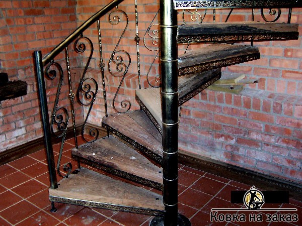 Винтовая лестница с опорным столбом и коваными балясинами, фото 1