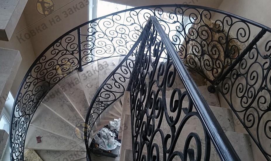 Винтовая лестница с металлическими ступенями и коваными ограждениями, фото 2