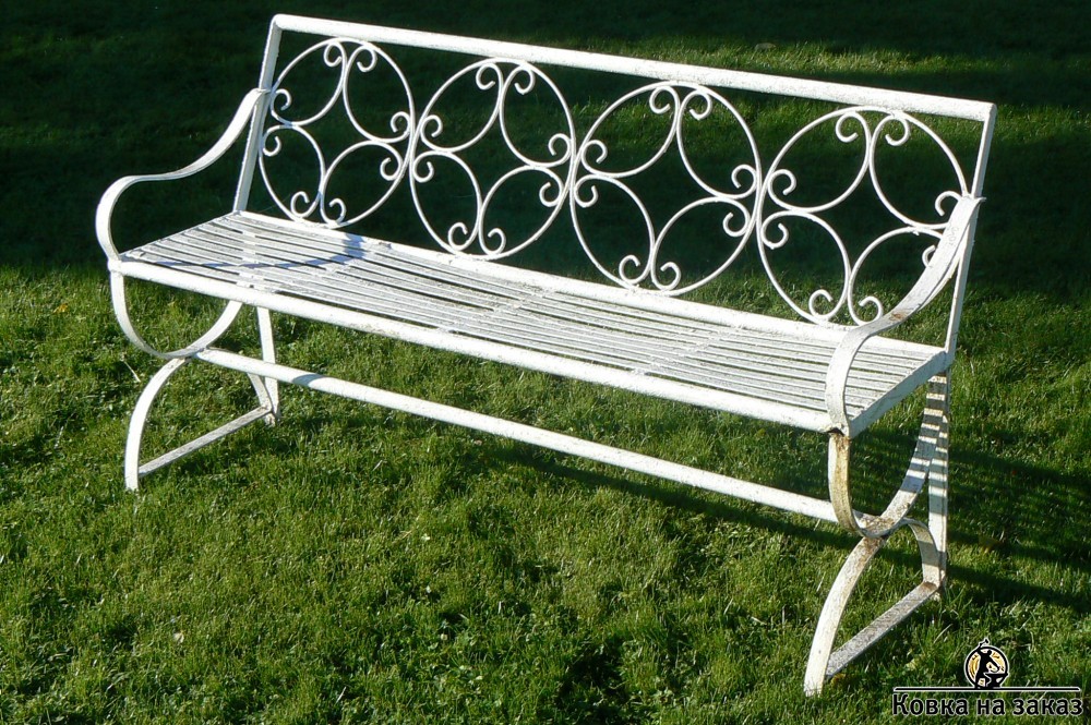 Белая кованая скамейка для сада, фото 1