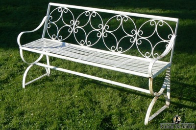 Белая кованая скамейка для сада