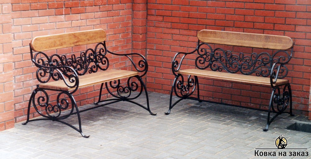 Кованая скамейка с&nbsp;деревянным сиденьем и&nbsp;массивной металлической спинкой, фото 1