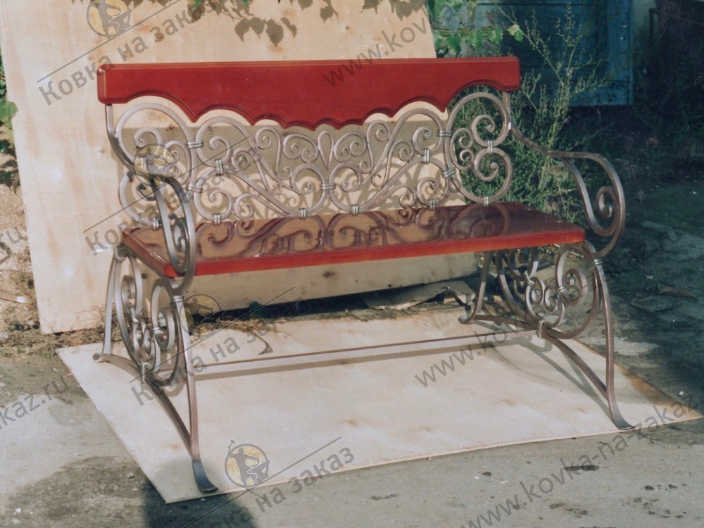 Скамейка с&nbsp;узорными коваными подлокотниками и&nbsp;спинкой из&nbsp;дерева и&nbsp;металла, фото 1
