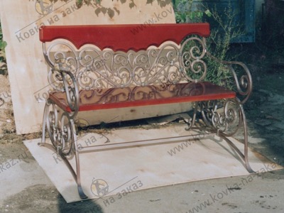 Скамейка с&nbsp;узорными коваными подлокотниками и&nbsp;спинкой из&nbsp;дерева и&nbsp;металла