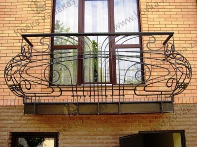 Небольшой кованый балкон в стиле модерн для загородного дома